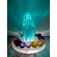 Spezielle Altar Andara Kristall Aqua Blue Bubble 5820Gr Mit Basis-Lampe & Dimmer + 20 Farbe Palmengröße Poliert von Lightofandara