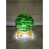 Sphare Poliert Andara Kristall Grün Gelb Kugel 2235Gr Mit Sockel, Lampe Und Dimmer Für Beleuchtung von Lightofandara