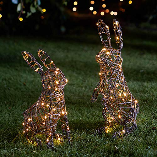 Lights4fun 100er LED Rattan Hasen warmweiß strombetrieben Timer innen und außen Osterhase Osterdeko von Lights4fun