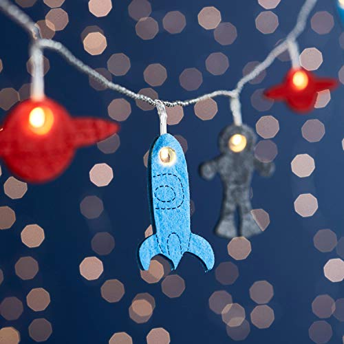 Lights4fun 12er LED Filz Weltall Lichterkette Kinderzimmer batteriebetrieben Timer Kinderzimmer Deko Mädchen Nachtlampe Kinderzimmer Deko Junge Nachtlicht Batterie Lights4fun 12er LED Filz Weltall Lichterkette Kinderzimmer batteriebetrieben Timer Kinderzimmer Deko Mädchen Nachtlampe Kinderzimmer Deko Junge Nachtlicht Batterie von Lights4fun