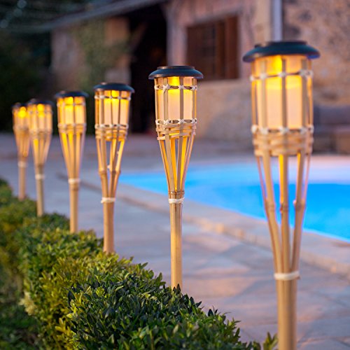 Lights4fun 2er Set LED Solar Gartenfackeln aus echtem Bambus Deko Solarlampe für Außen Garten Solar Fackeln Wegbeleuchtung Solarleuchte Lichter Outdoor Tiki Deko Hawaii 82 cm von Lights4fun