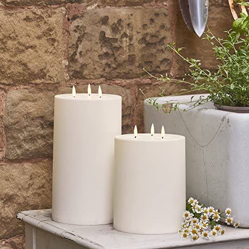 Lights4fun 2er Set LED TruGlow® 3 Docht Kerzen Outdoor mit Timer batteriebetrieben LED Kerzen Aussen 28 & 20cm von Lights4fun