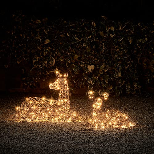 Lights4fun 2er Set Studley LED Rattan Rentier Familie REH und Kitz Weihnachts Figur Timer Weihnachtsbeleuchtung Außen Innen von Lights4fun