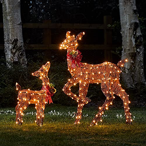 Lights4fun 300er LED Harewood Glitzer Braune Rentiere Rattan Rentier Figuren Mutter und Kind mit Timer warmweiß innen und außen Weihnachtsfigur von Lights4fun