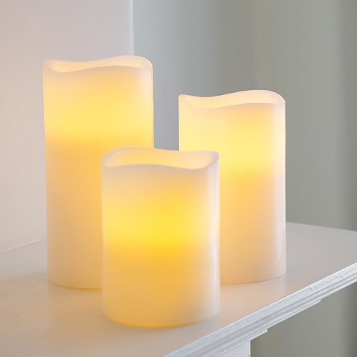 Lights4fun 3er Set LED Echtwachskerzen Timerfunktion LED Kerzen flackernde Flamme Klassisch batteriebetrieben Deko Wohnzimmer Stumpenkerzen elektrisch [Energieklasse A++] von Lights4fun