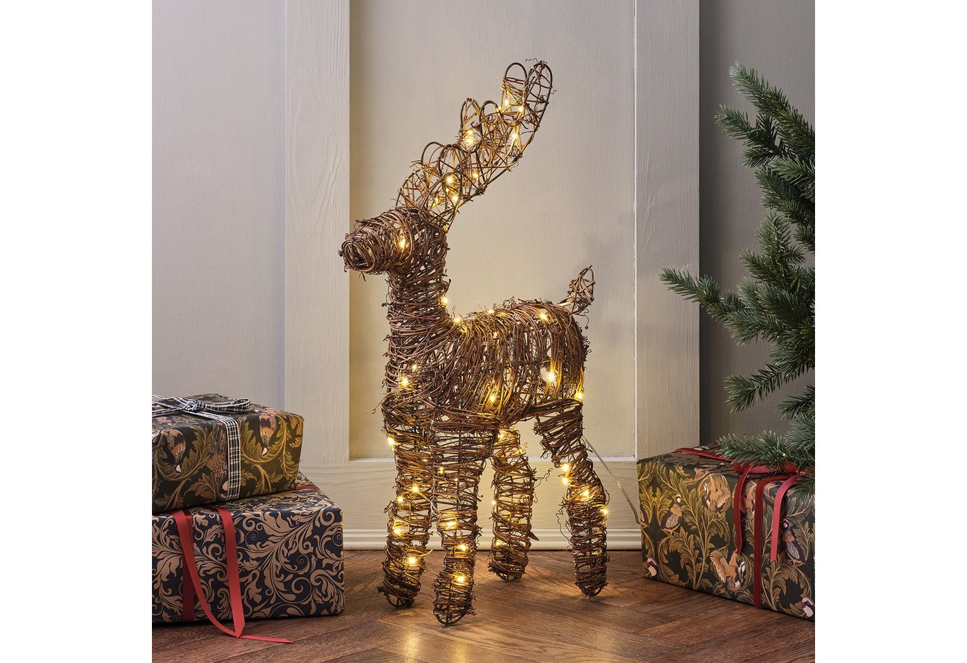 Lights4fun LED Dekofigur 55cm Mini LED Rentier aus Rattan, LED fest integriert von Lights4fun