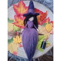Hexe, Handgefilzt, Halloweendekoration, Herbstdekoration, Wanddeko, Fliegendehexe, Lila Zauberwesen, Filzfigur, Personalisierbares Geschenk von Lightsfilzwelt