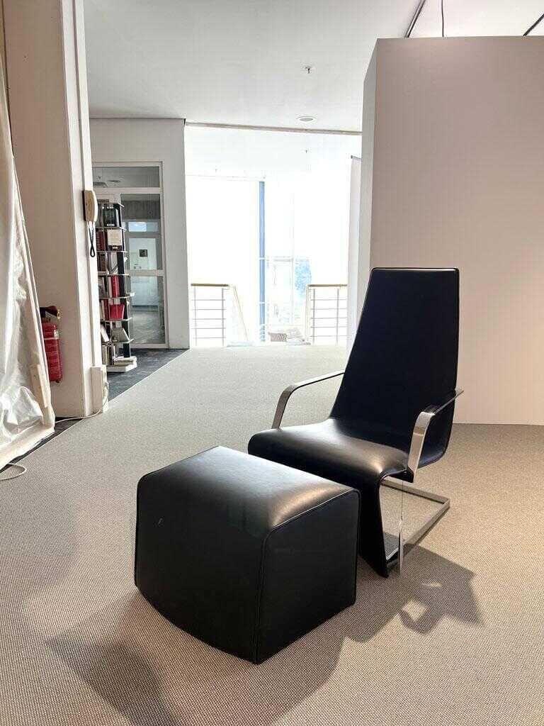 Sessel Flip Leder Toro Noir V Schwarz mit Hocker von Ligne Roset