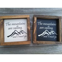 Die Berge Locken Und Ich Muss Gehen Minischild Mit Holzrahmen von LilRusticSignShoppe