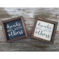 Getränke Gut Mit Anderen Skript - Rustikale Holz Gestalteten Zeichen Freundgeschenk von LilRusticSignShoppe