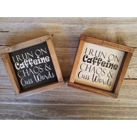 Ich Laufe Auf Koffein Chaos Und Schimpfwörter - Rustikale Holz Gestalteten Mini Kaffee-Zeichen von LilRusticSignShoppe