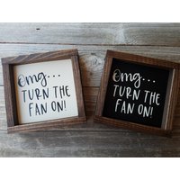 Omg Turn On The Fan-Humorvoll Rustikal Gerahmtes Badezimmerschild von LilRusticSignShoppe