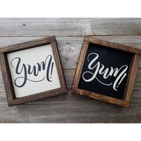 Yum Küchenschild - Rustikales Holzschild Mit Holzrahmen Humorvolles Küchendekor von LilRusticSignShoppe
