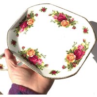 Reizendes Kleines Porzellantablett Von Royal Albert Made in England - Design Alte Landrosen Schmuckstück 16 1/4 "x 7 3/4" von LilVintageUS