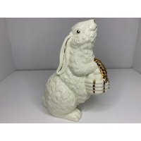 Keramik Osterhase Mit Osterkorb Und Eiern Vintage von LiliCollectibles