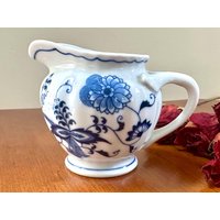 Blaue Donaublaue Zwiebel Meissen Vintage 8 Unzen Milchkännchen, Made in Japan, Porzellan Blumenmotiv Blaue Donaublaue Zwiebel Meissen Vintage 8 Unzen Milchkännchen, Made in Japan, Porzellan Blumenmotiv von LiliasAntiques