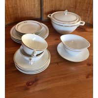 Midcentury Porzellan Set Chodziez Poland Suppentureen, Suppenschüsseln Mit Griffen Und Unterplatten, Abendessen, Salatteller, Sauce Boot 16 Stk Midcentury Porzellan Set Chodziez Poland Suppentureen, Suppenschüsseln Mit Griffen Und Unterplatten, Abendessen, Salatteller, Sauce Boot 16 Stk von LiliasAntiques
