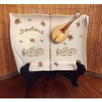 Vintage Wunderschöne Bonbons Schale Mit Musiknoten, Gold Akzenten Und Erhabener Mandoline Vintage Wunderschöne Bonbons Schale Mit Musiknoten, Gold Akzenten Und Erhabener Mandoline von LiliasAntiques