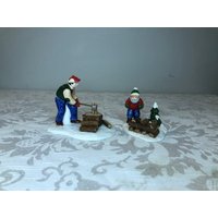 Abteilung 56 - Brennholz Hacken | 2Er-Set Snow Village Retired Vintage 56; Weihnachtsdorf Szene/Dekor von LilliansCornerFinds