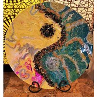 Wunderschönes Yin Yang Harz Gemälde Auf Holz Mit Tigerauge Trommelsteinen von LillyRuizArt