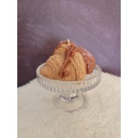 Croissant Duftkerze Im Geschenkkarton, Geschenk, Deko, Handmade, Rapswachs, Trendkerze, Geschenk Freundin Croissant Duftkerze Im Geschenkkarton, Geschenk, Deko, Handmade, Rapswachs, Trendkerze, Geschenk Freundin von LillysHerzkerzen