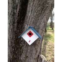 Fertiges Blau Und Weiß Farbiges Vogelhaus von Lilpicker