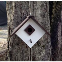 Fertiges Braun Und Weiß Gefärbtes Vogelhaus von Lilpicker
