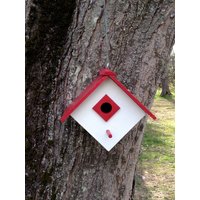 Fertiges Rot Und Weiß Farbiges Vogelhaus von Lilpicker