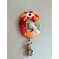 Benutzerdefinierte Punch Needle Handgemachte Wand Schlüsselhalter, Eingangsbereich Wohnkultur Housewarming Geschenk, Personalisierte Neues Zuhause von LilyShaaHandmade