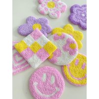 Handgefertigte Getuftete Becherteppiche, Punch Needle Lila Blume Und Rosa Herz Wohnkultur, Gelbes Gesicht Karierte Untersetzer, Weihnachtsgeschenk Handgefertigte Getuftete Becherteppiche, Punch Needle Lila Blume Und Rosa Herz Wohnkultur, Gelbes Gesicht Karierte Untersetzer, Weihnachtsgeschenk von LilyShaaHandmade