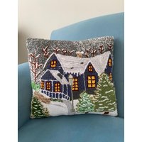 Handgetuftetes Weihnachtskissen Punch Needle Winter Cabin Decor von LilyShaaHandmade