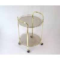 Barwagen Runder Hollywood Regency Servierwagen Mit Rauchglas, 2-stufiger Aus Vintage Messing, Messingtisch, Gold Cocktailwagen von LilytheVinDutch