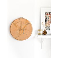 Etsy Design Awards Finalist-Objekt - 12 Zoll/30cm Marmorierte Leder-Wanduhr Erde Größe L Nur 1 Verlassen von LinaelDesign