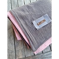 Musselindecke Rosa Grau , Größen Wählbar Decke Aus Musselin 4 Lagig Kuscheldecke Wellness Sommerdecke Tagesdecke Skandi Skandidesign Musselindecke Rosa Grau , Größen Wählbar Decke Aus Musselin 4 Lagig Kuscheldecke Wellness Sommerdecke Tagesdecke Skandi Skandidesign von LinasTraumwerkstatt