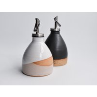 Handgefertigte Keramik Olivenöl Menage Kitchen Styling, Edelstahl Auslauf Handgefertigte Keramik Olivenöl Menage Kitchen Styling, Edelstahl Auslauf von LindaReneePottery