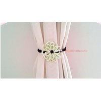 Dahlien Blume Vorhang Raffhalter Handgemachte Kinderzimmer Dekoration, 2-Er Set Dahlien Blume Vorhang Raffhalter Handgemachte Kinderzimmer Dekoration, 2-Er Set von LindasCraftStudio