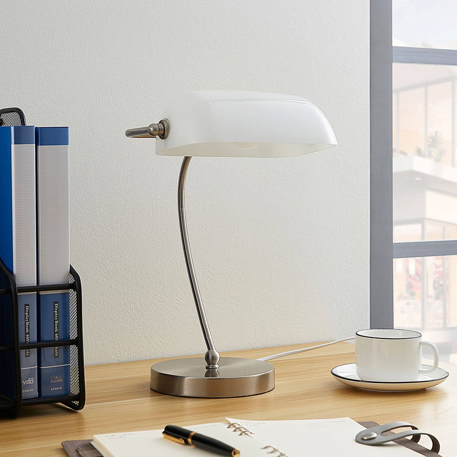 Bankerlampe Selea mit weißem Glasschirm von LINDBY