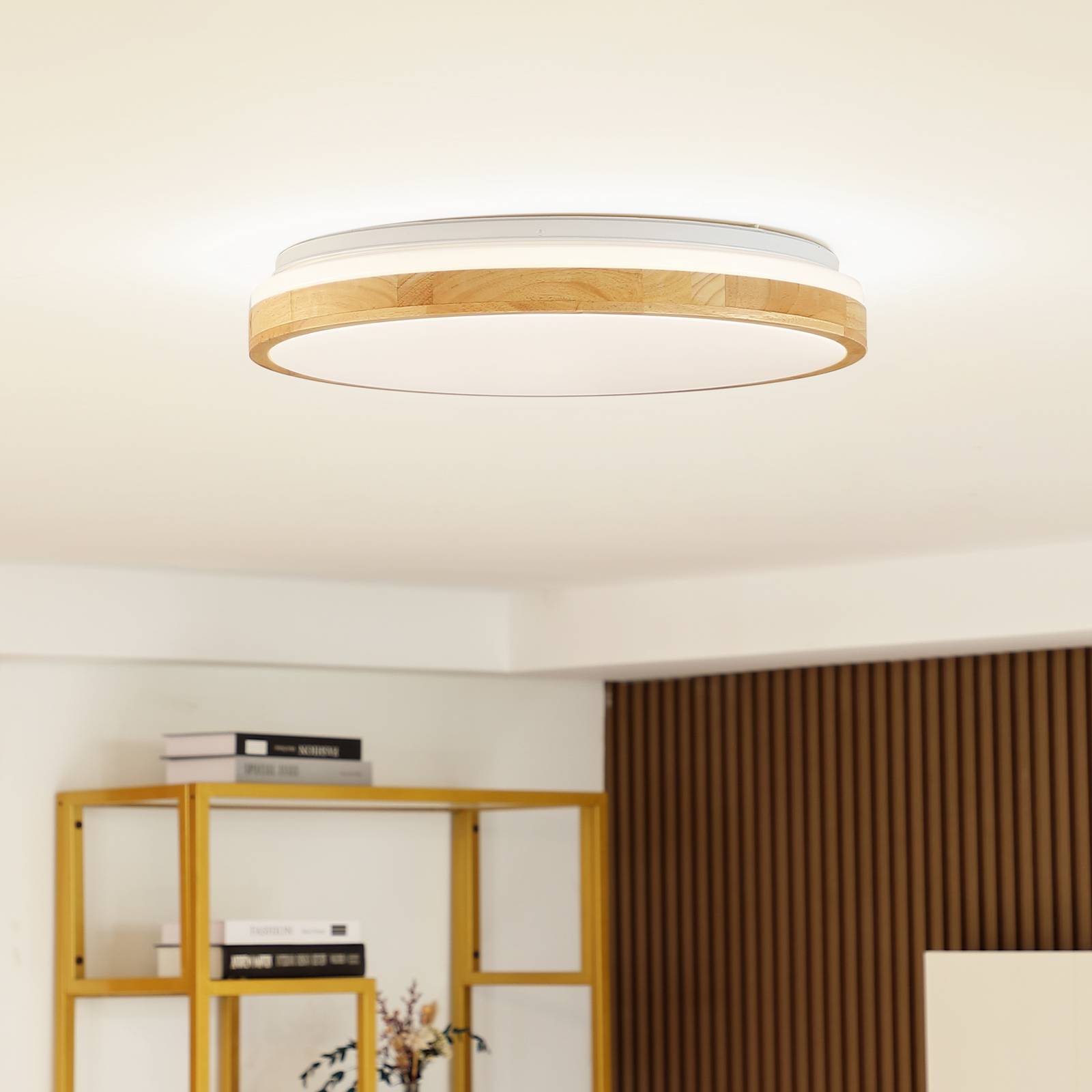 Lindby LED-Deckenlampe Emiva, Lichtquelle oben, CCT, Holz von LINDBY