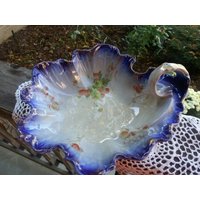 Große Antike Flow Blue La Belle China Erdbeermuster Behandelte Schale Extrem Selten, Frühe 1900Er Jahre Wheeling Pottery W. P. Keramik Große Antike Flow Blue La Belle China Erdbeermuster Behandelte Schale Extrem Selten, Frühe 1900Er Jahre Wheeling Pottery W. P. Keramik von LindsayJanesCottage