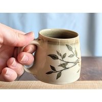 Kleiner Handgemachter Keramik-Rebebecher, 8-Unzen-Keramikkaffeebecher, Weiße Und Grüne Teetasse, Natürliches Küchenthema, Geschirr von LindseyChandlerArt