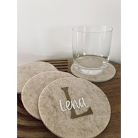 Personalisierte Filzuntersetzer Mit Name & Initiale - Runde Untersetzer Aus Filz, 10 cm Geschenkidee, Beige/Grau/Anthrazit Linëa Personalisierte Filzuntersetzer Mit Name & Initiale - Runde Untersetzer Aus Filz, 10 cm Geschenkidee, Beige/Grau/Anthrazit Linëa von LineaHandmadebyLena