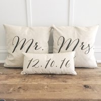 Neue Schriftart Mr & Mrs Kissenbezug Set Mit Datum Lumbar von LinenAndIvory