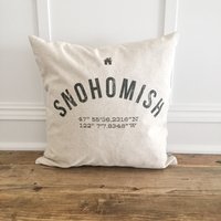 Personalisierter Kissenbezug Mit Stadt Und Koordinaten von LinenAndIvory