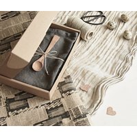 Graue Leinen Geschirrtücher, Oster Geschenk - Set Von 2, Dunkelgraue Handtuch, Natürliche Küchentücher, Mit Holzlöffel, Geschenk Für Sie von LinenBloomShop
