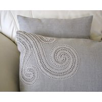 Lendenkissen - Handgemachtes Leinenkissen Rustikales Kissenbezug Verziert Mit Häkelapplikation Landhausdekor von LinenBloomShop