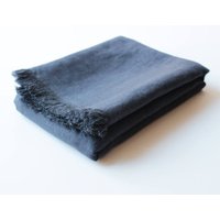 Erweichte Leinen Decke Anthrazit Mit Fransen von LinenHandmadeStudio