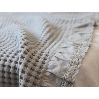 Shabby Chic Erweichte Waffel Baumwolle Decke Überwurf Mit Rüschen Und Häkelspitze von LinenLegend