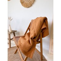 Waffeldecke Zimtfarben, Boho Stil Couchdecke, Puffmuster von LinenNotes