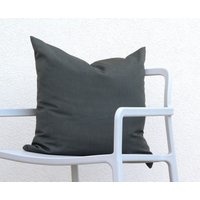 Hübsches Anthrazitfarbenes Outdoor-Kissen Für Die Terrasse von LinenSpace