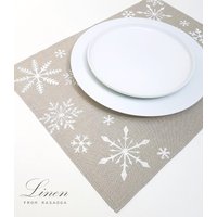 Winterliche Tischsets. Platzdeckchen Aus Leinen. Moderne Weihnachten Handdruck Weiße Schneeflocken Auf Natürlichem Leinen, Tischwäsche von LinenbyRasaOga